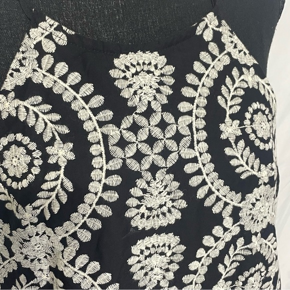 Entro Black and White Dress 100%cotton. Floral embroidered. New. Size L. Scallop - Picture 2 of 10